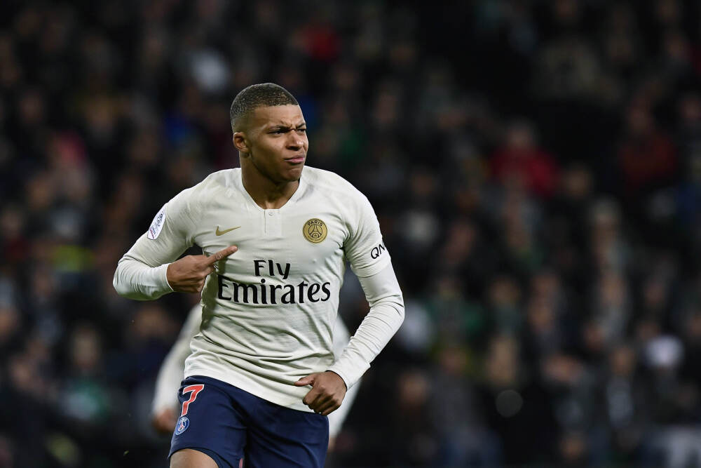 方媛怀抱三胎女儿出镜, 宝贝腿很长吃母乳吸收好, 获爸妈100分爱